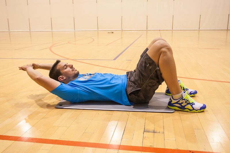 Abdominales superiores e hiporesivos 'crunch' brazos atras