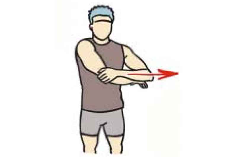 Lleva tu brazo por encima de tu cuerpo en ligera rotación interna