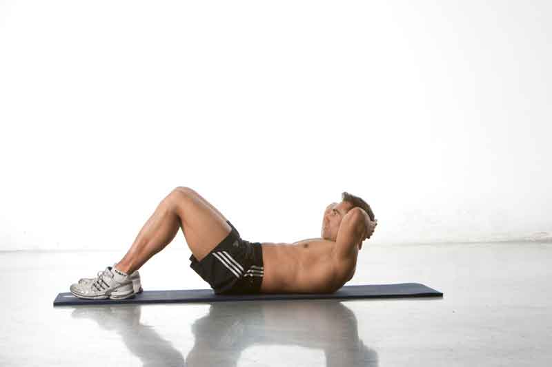 Abdominales en el suelo realizados de forma incorrecta