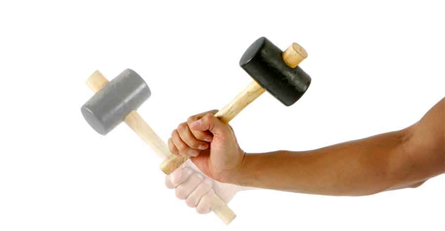 Gira un martillo y mueve solo la articulación de la muñeca