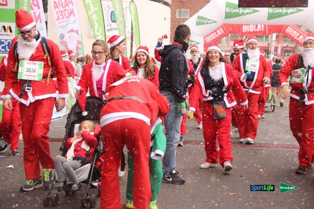 Galería de la Carrera de Papá Noel, entrada en meta a partir minuto 56