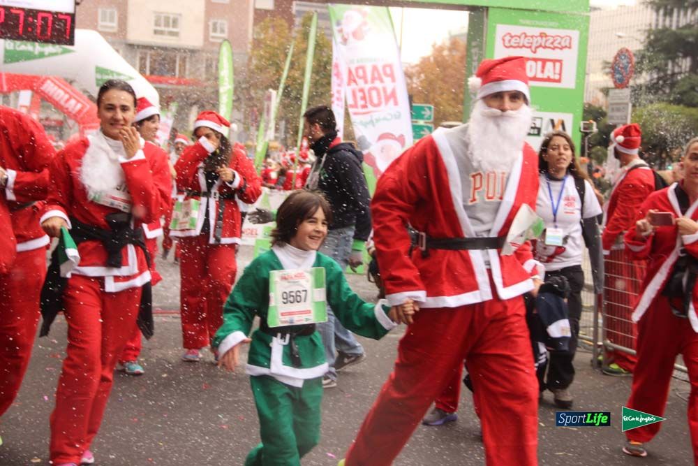 Galería de la Carrera de Papá Noel, entrada en meta a partir minuto 56