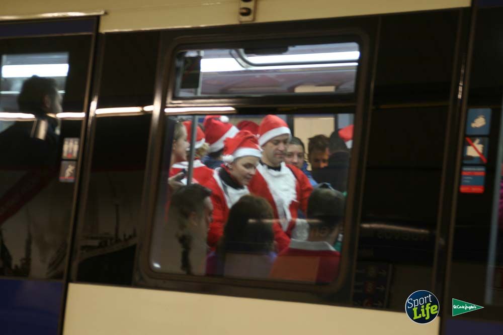Carrera de Papá Noel, ambiente en el metro