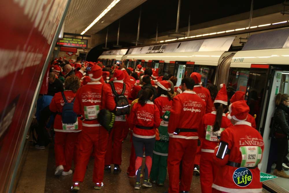 Carrera de Papá Noel, ambiente en el metro