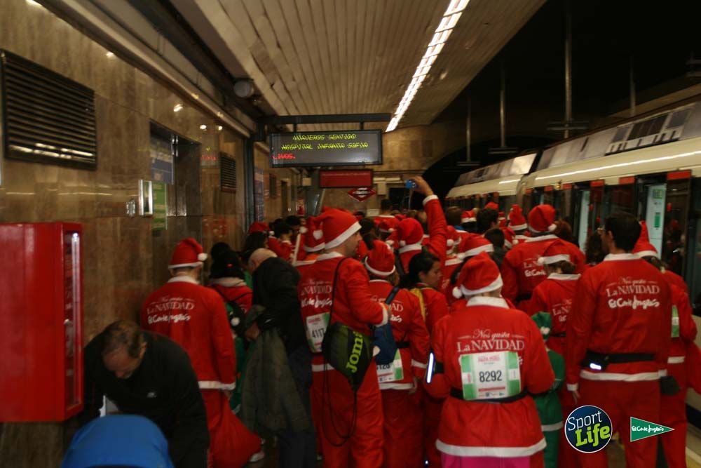 Carrera de Papá Noel, ambiente en el metro