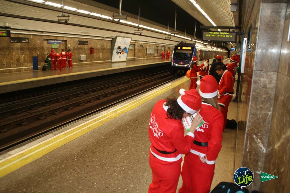 Carrera de Papá Noel, ambiente en el metro