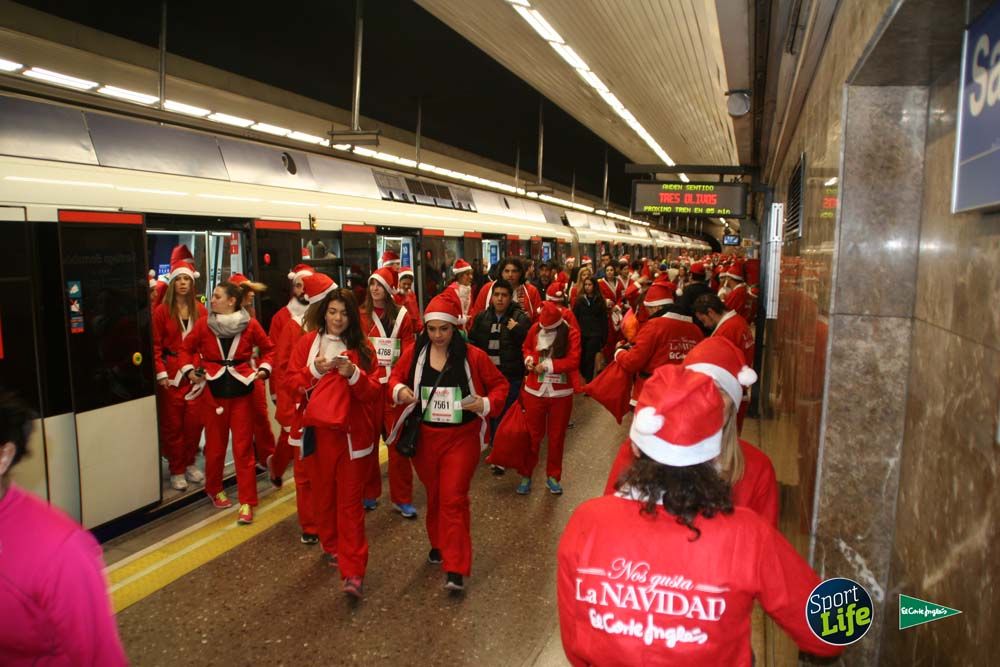 Carrera de Papá Noel, ambiente en el metro