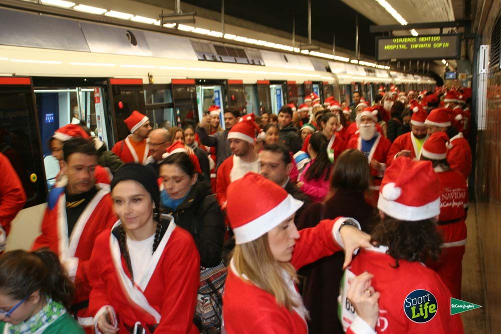 Carrera de Papá Noel, ambiente en el metro