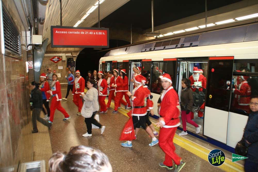 Carrera de Papá Noel, ambiente en el metro