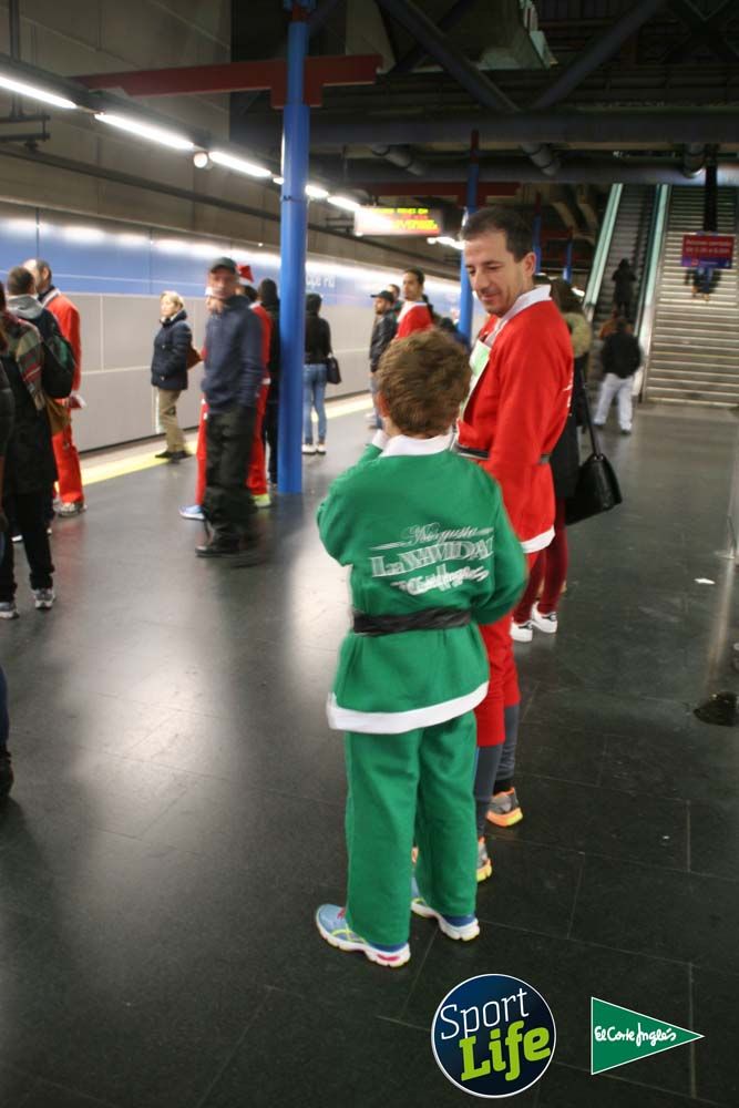 Carrera de Papá Noel, ambiente en el metro