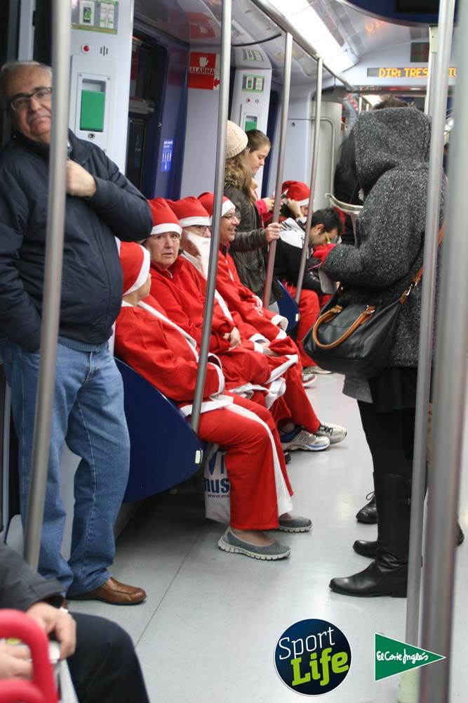 Carrera de Papá Noel, ambiente en el metro