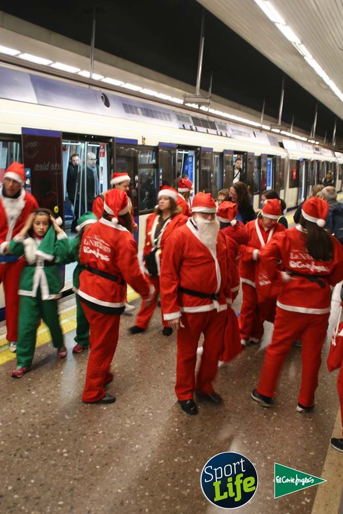 Carrera de Papá Noel, ambiente en el metro