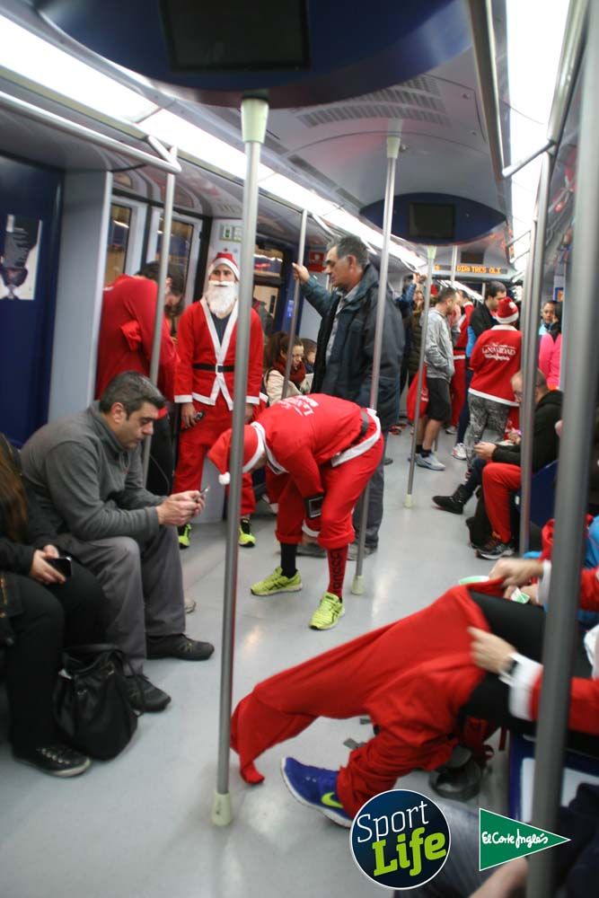 Carrera de Papá Noel, ambiente en el metro
