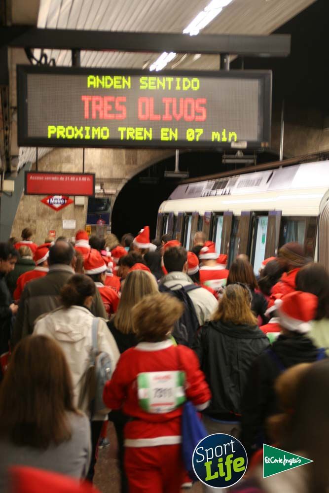 Carrera de Papá Noel, ambiente en el metro