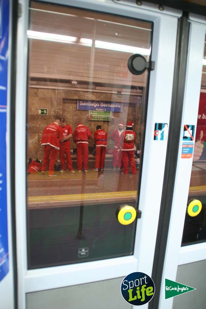 Carrera de Papá Noel, ambiente en el metro