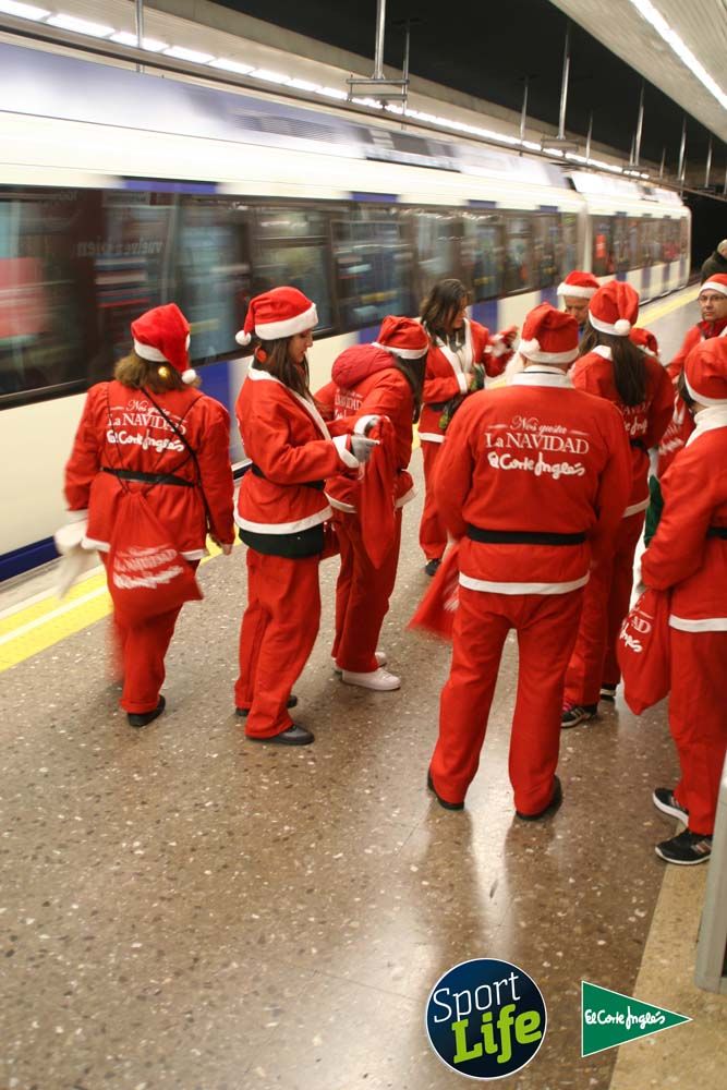 Carrera de Papá Noel, ambiente en el metro