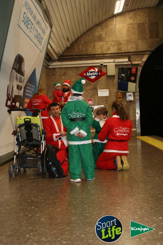 Carrera de Papá Noel, ambiente en el metro