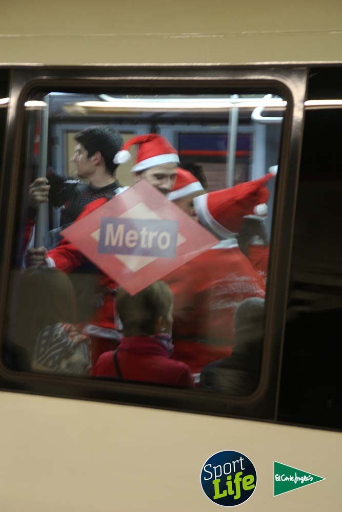 Carrera de Papá Noel, ambiente en el metro