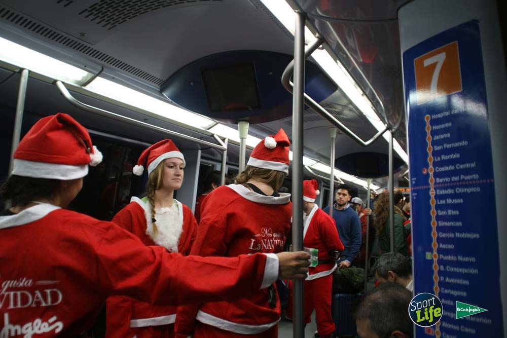Carrera de Papá Noel, ambiente en el metro