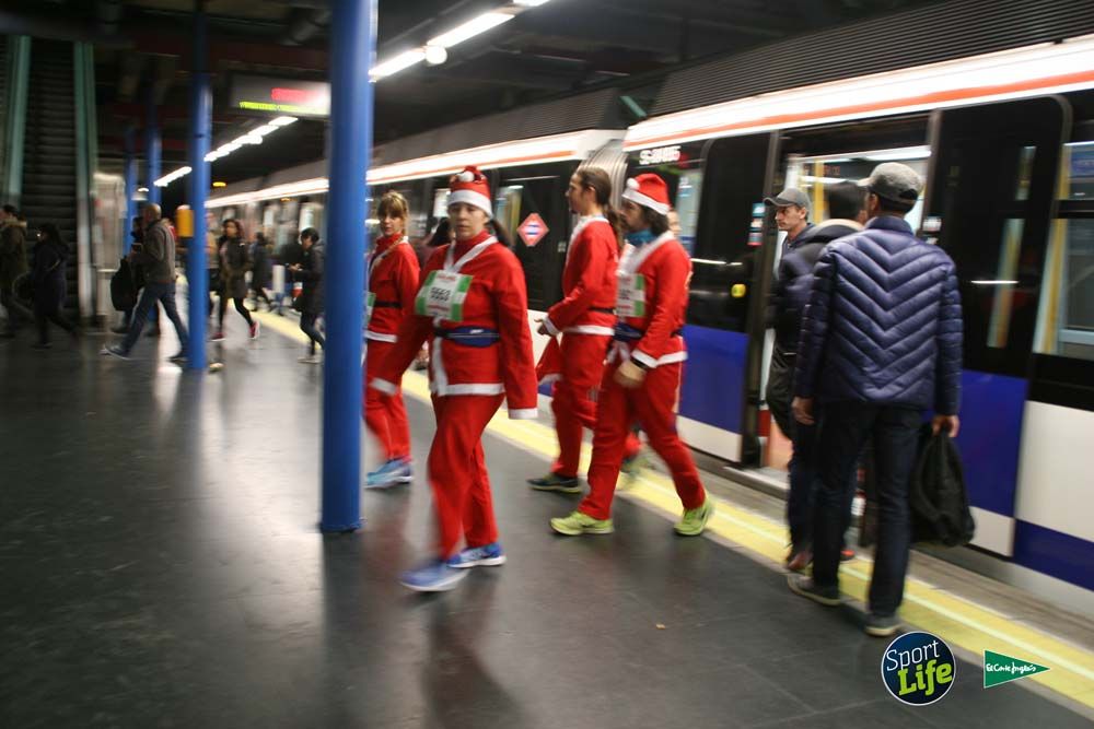 Carrera de Papá Noel, ambiente en el metro