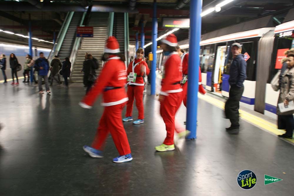 Carrera de Papá Noel, ambiente en el metro