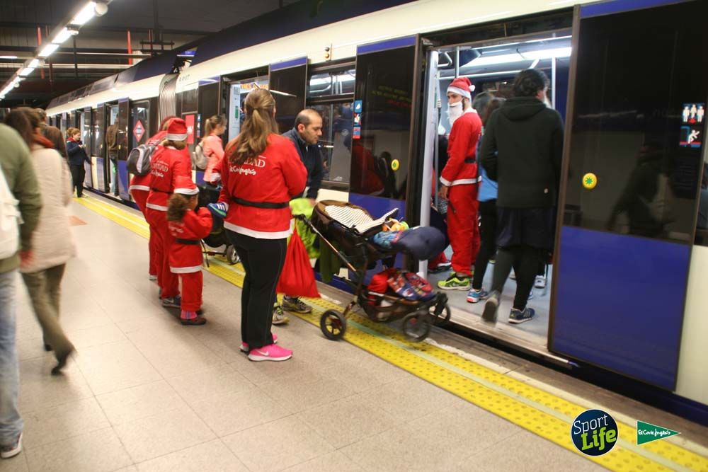 Carrera de Papá Noel, ambiente en el metro