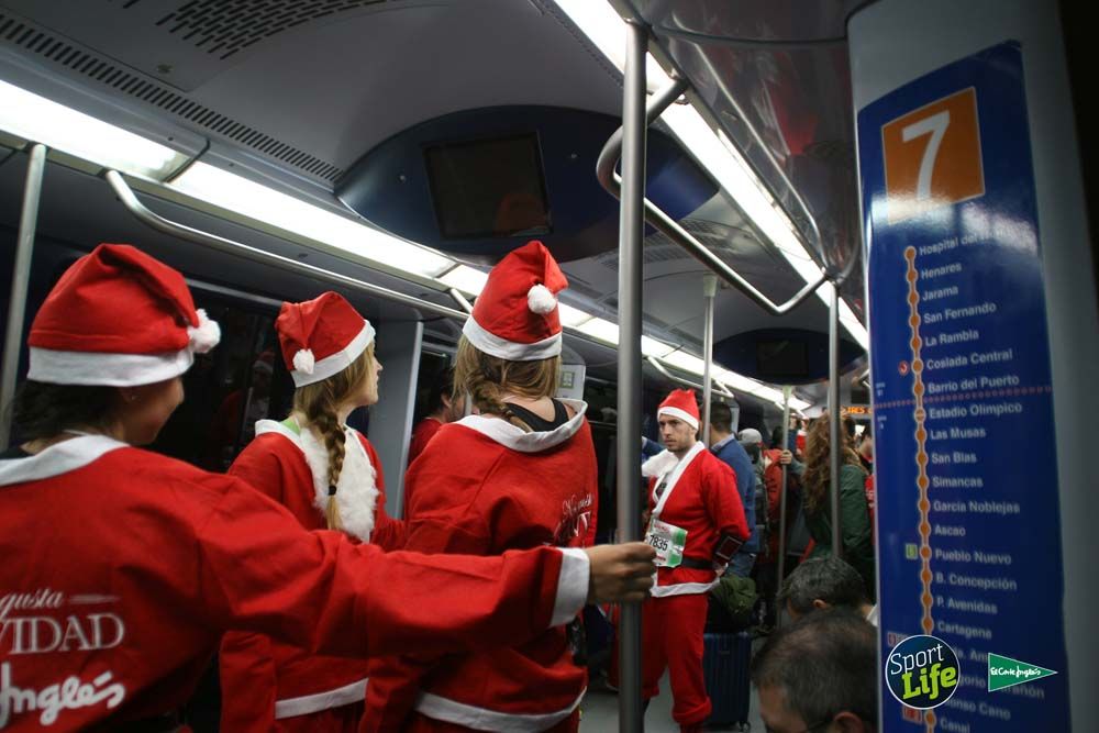 Carrera de Papá Noel, ambiente en el metro