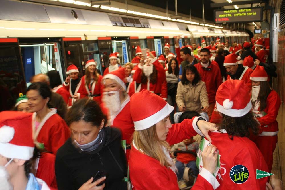 Carrera de Papá Noel, ambiente en el metro