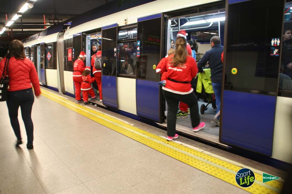 Carrera de Papá Noel, ambiente en el metro
