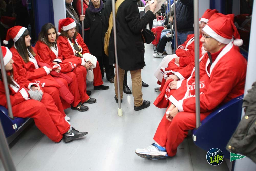 Carrera de Papá Noel, ambiente en el metro