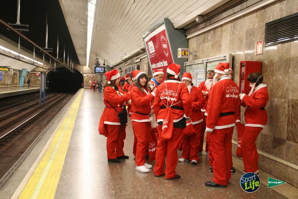 Carrera de Papá Noel, ambiente en el metro