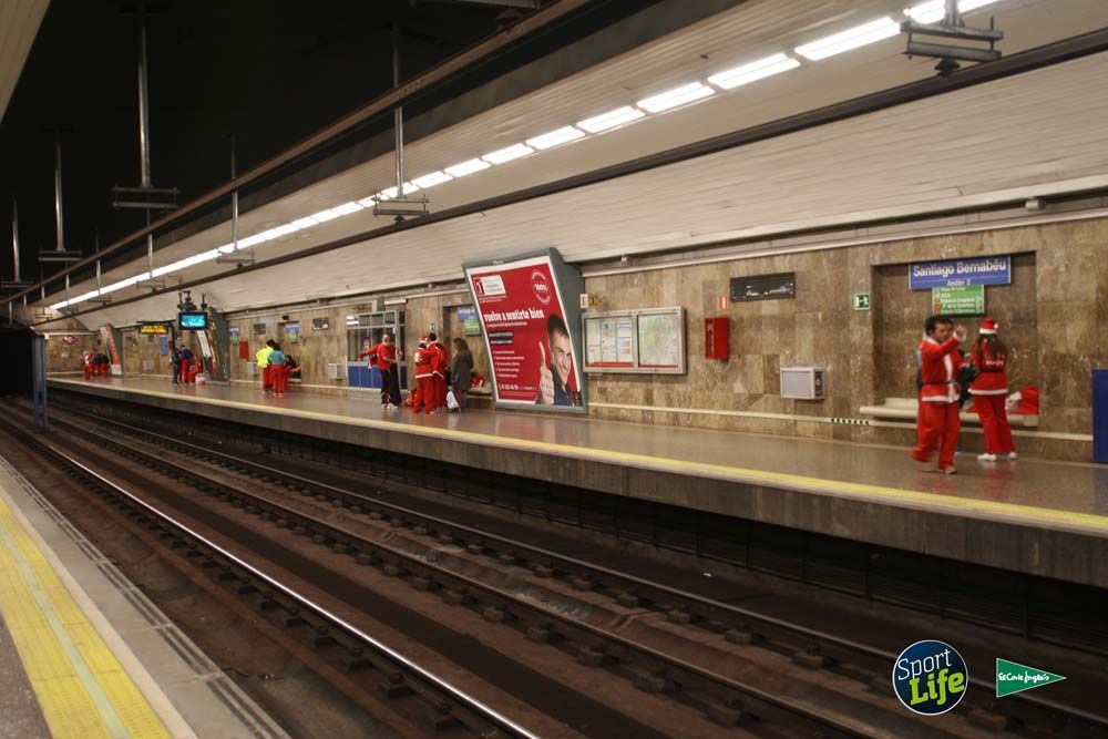 Carrera de Papá Noel, ambiente en el metro
