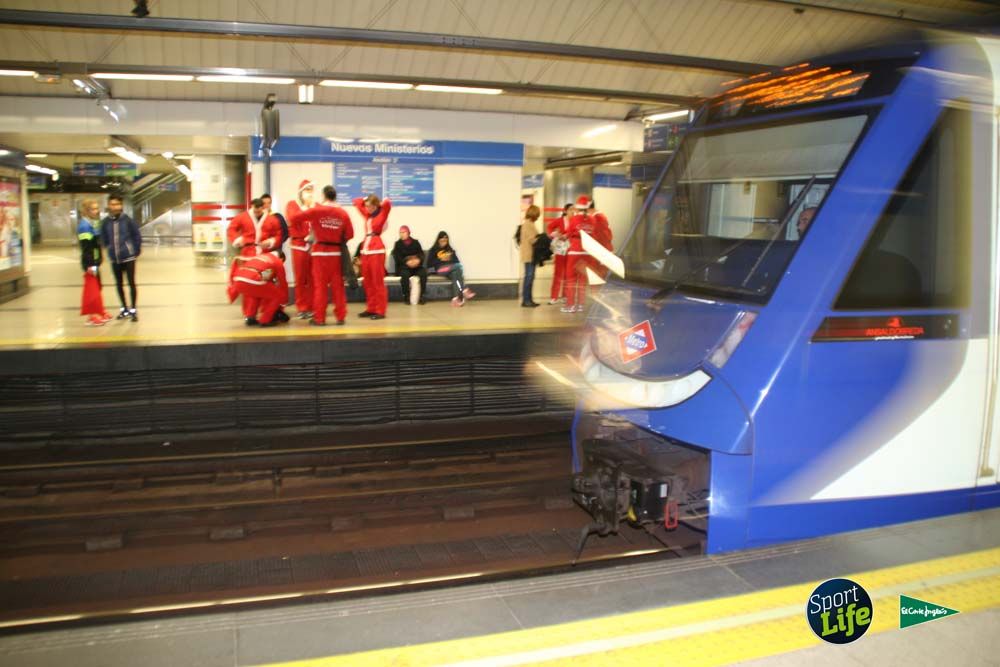 Carrera de Papá Noel, ambiente en el metro