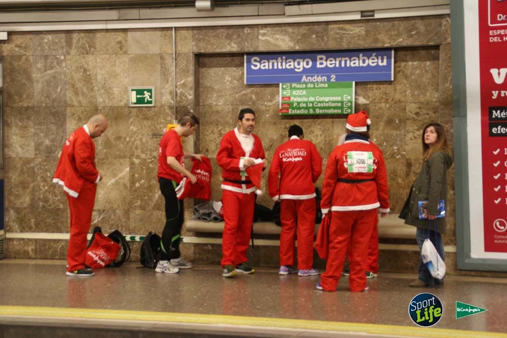 Carrera de Papá Noel, ambiente en el metro