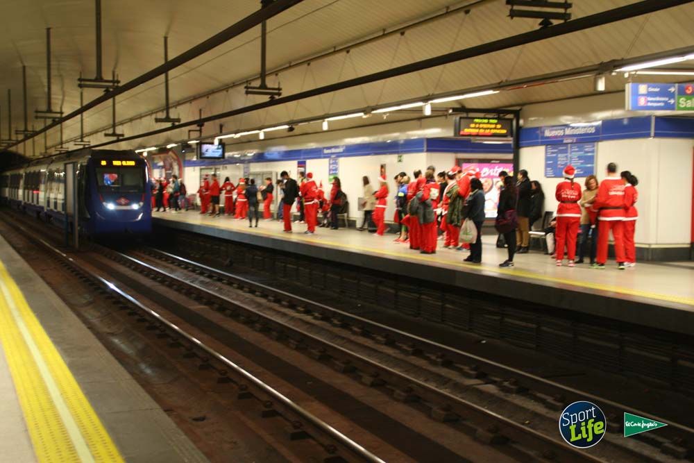 Carrera de Papá Noel, ambiente en el metro