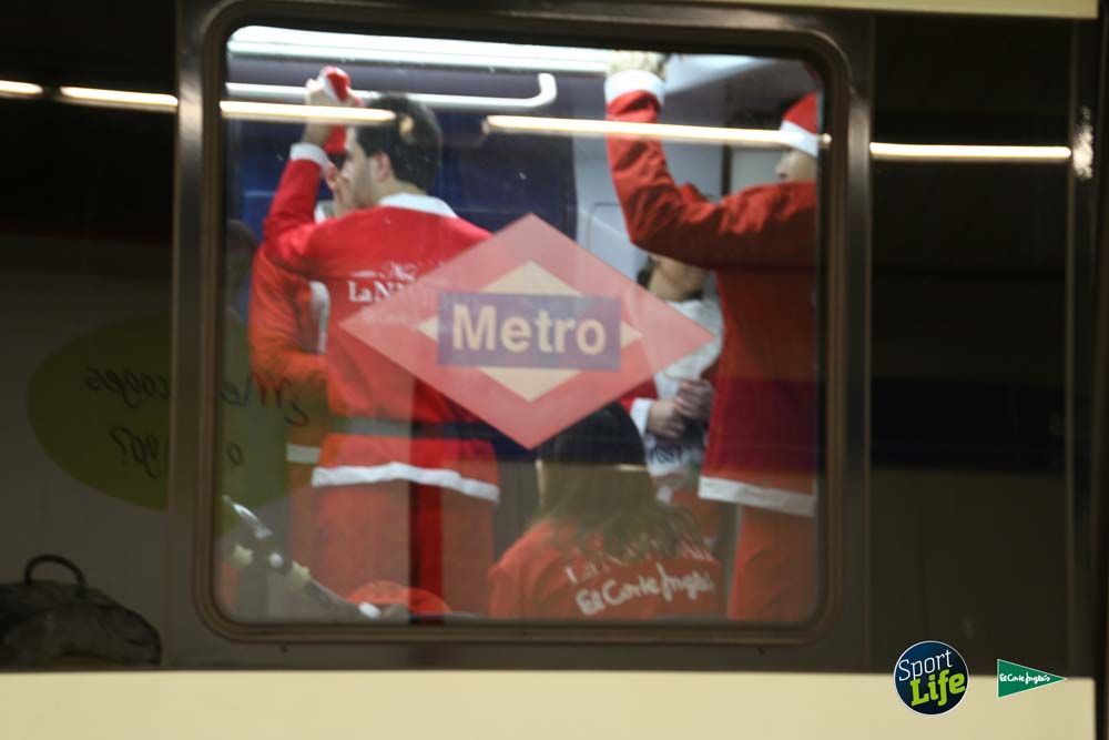 Carrera de Papá Noel, ambiente en el metro