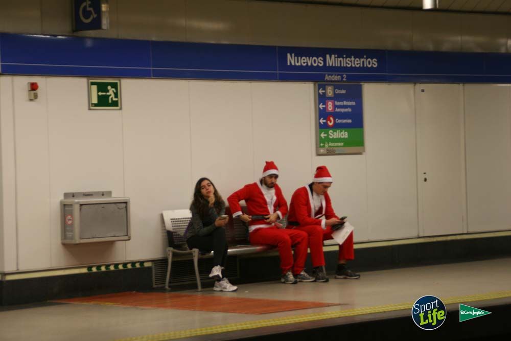 Carrera de Papá Noel, ambiente en el metro