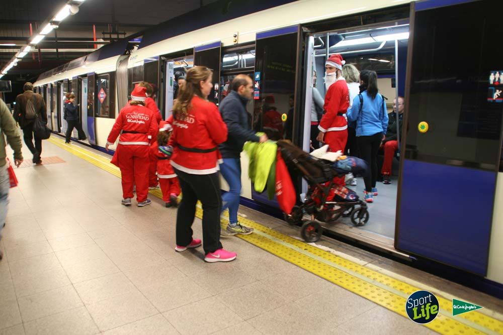 Carrera de Papá Noel, ambiente en el metro