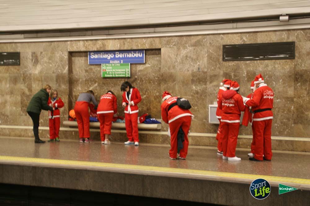 Carrera de Papá Noel, ambiente en el metro
