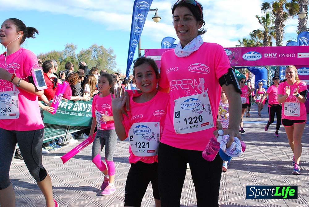 Carrera de la Mujer Valencia 2016: meta (0: 45 al 0:51)