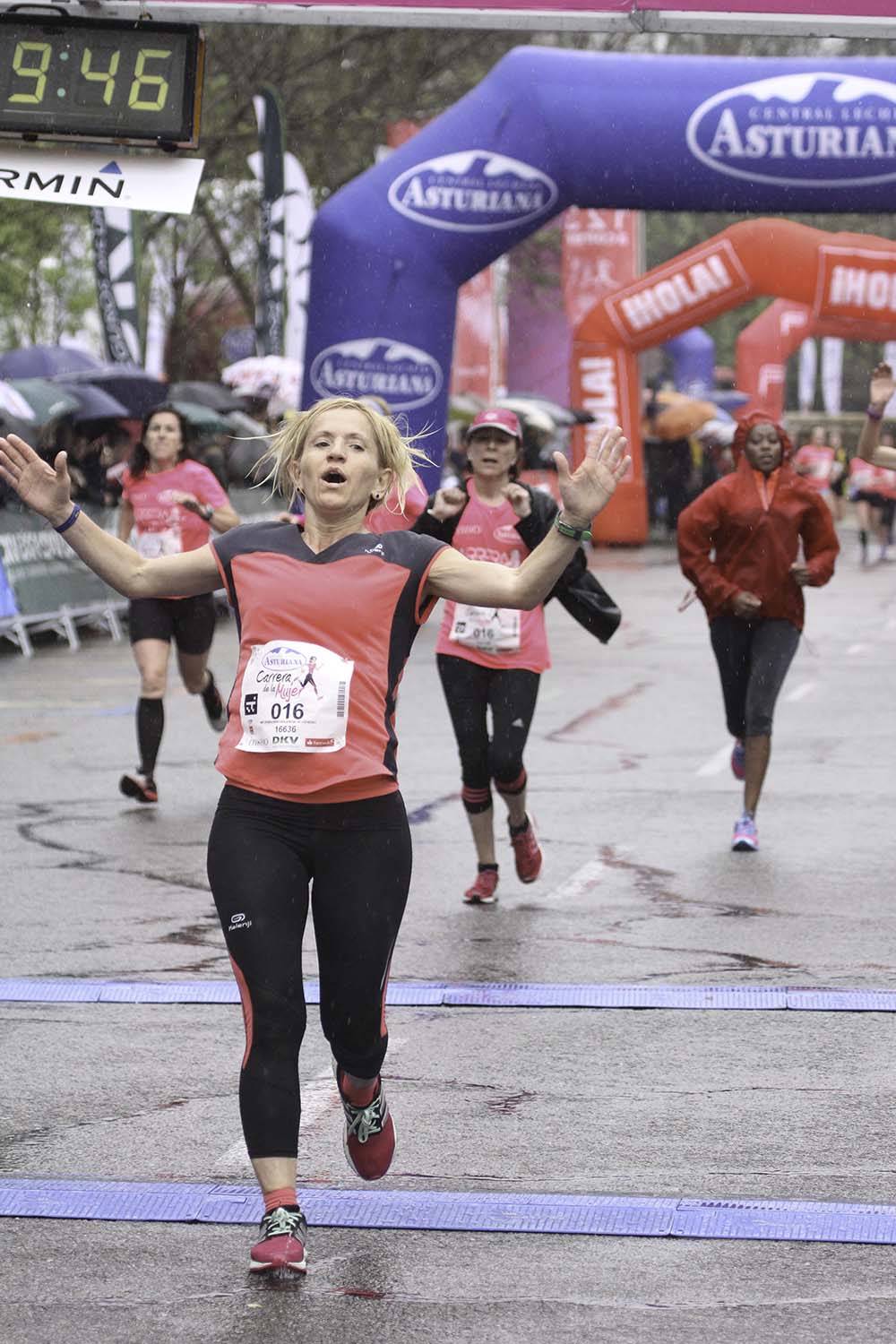 Carrera de la Mujer Madrid Meta 8 arco izquierdo de 9.20 a 9.35
