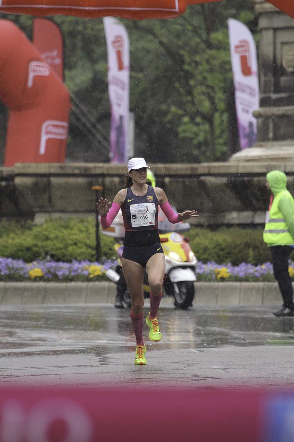 Carrera de la Mujer Madrid Meta 8 arco izquierdo de 9.20 a 9.35