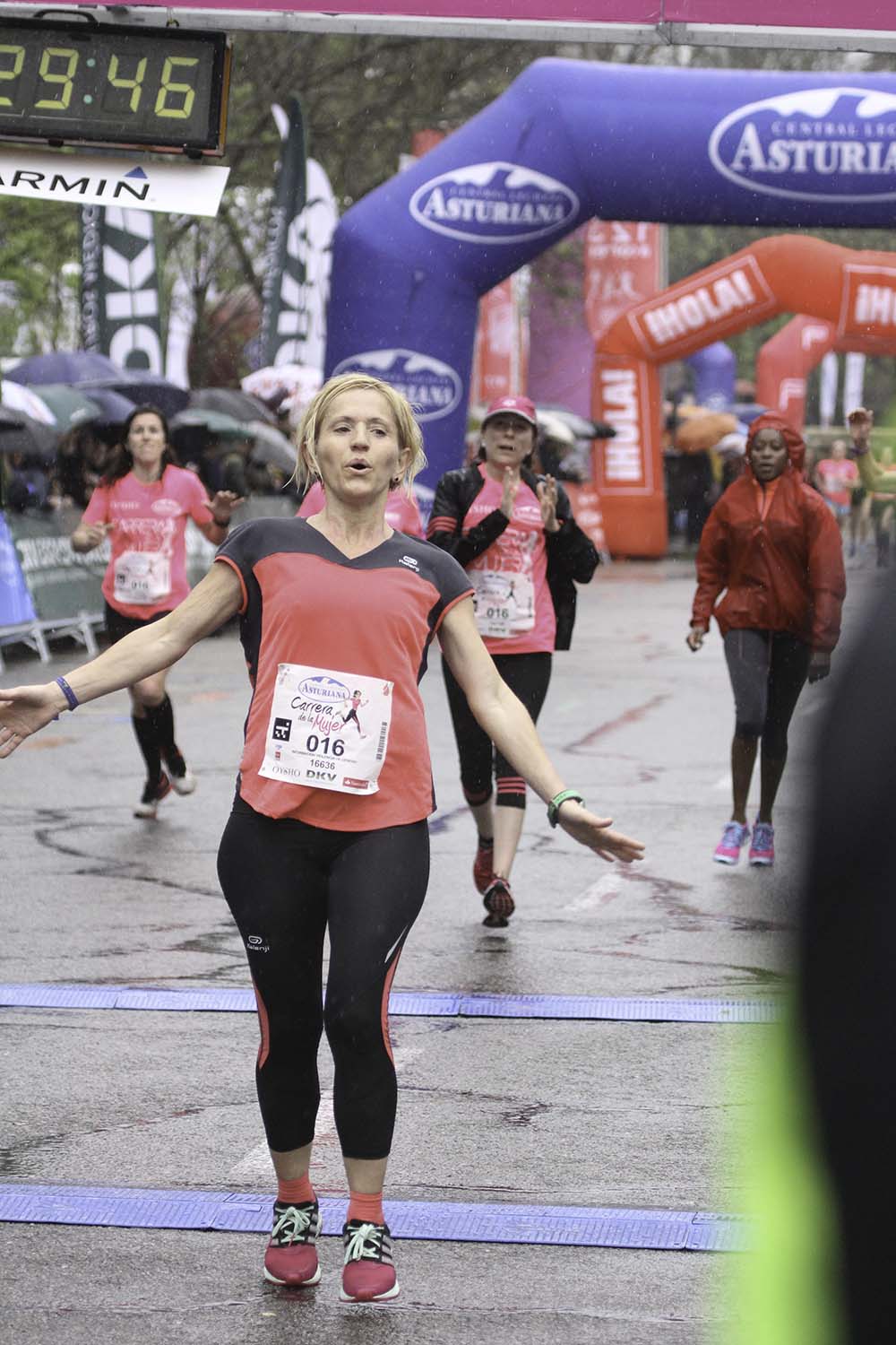 Carrera de la Mujer Madrid Meta 8 arco izquierdo de 9.20 a 9.35