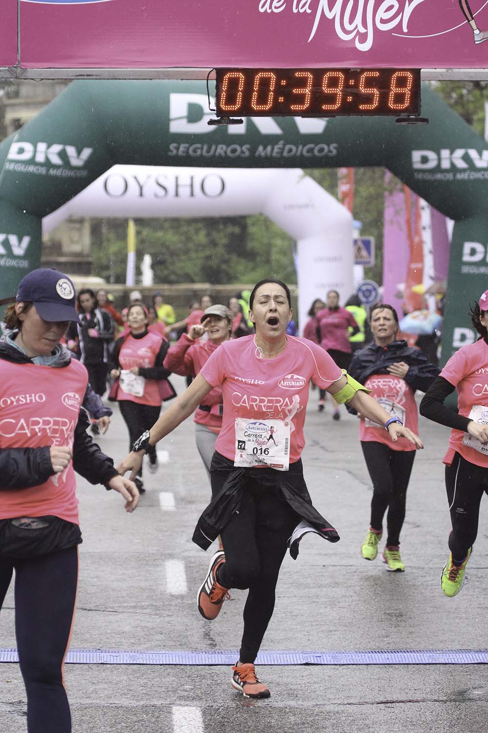 Carrera de la Mujer Madrid meta 9 Arco Izquierdo de 9.35 a 9.48
