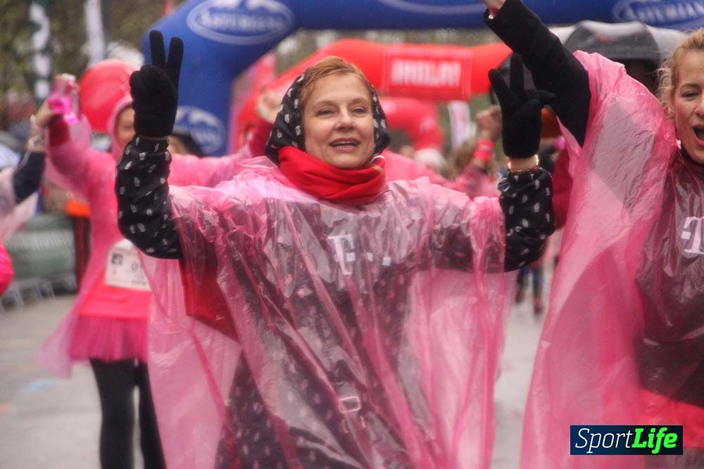 Carrera de la Mujer Madrid meta 5 Arco derecho de 10.16 a 10.33
