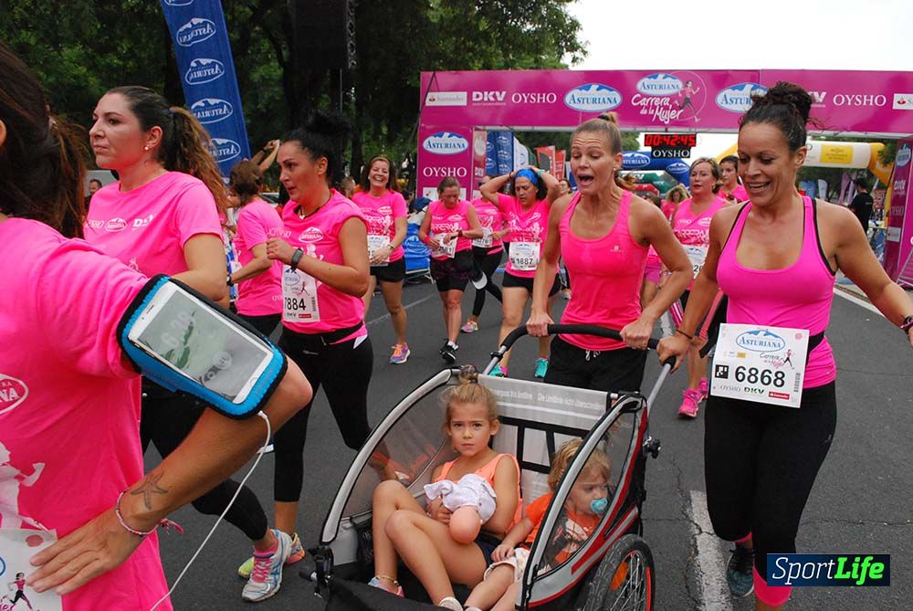 Carrera de la Mujer Sevilla meta 3 (arco derecho) desde el minuto 42 hasta el 47