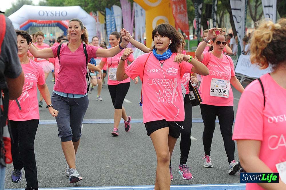Carrera de la Mujer de Sevilla meta (arco izquierdo) desde 1h 01 hasta 1h 16