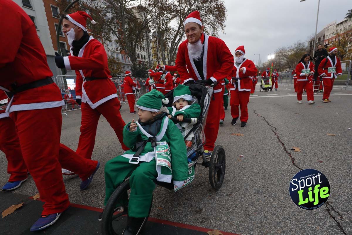 El ambiente de la Carrera de Papá Noel en Madrid