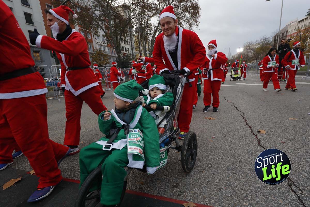 El ambiente de la Carrera de Papá Noel en Madrid