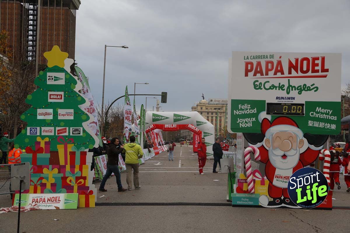 El ambiente de la Carrera de Papá Noel en Madrid